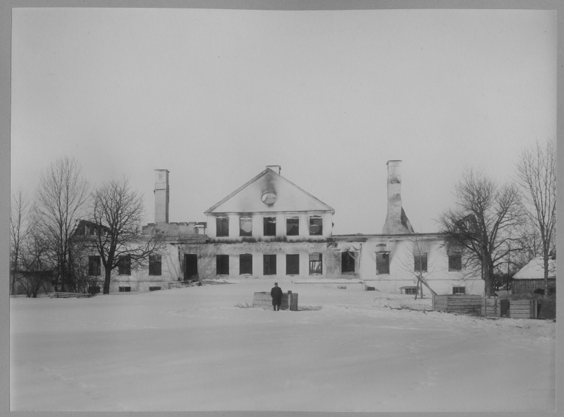 Sipa mõis pärast 1905.a ülestõusu käigus toimunud mõisate põletamist.