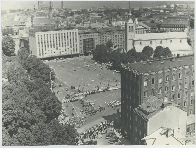 Laulupeorongkäik Võidu väljakul.