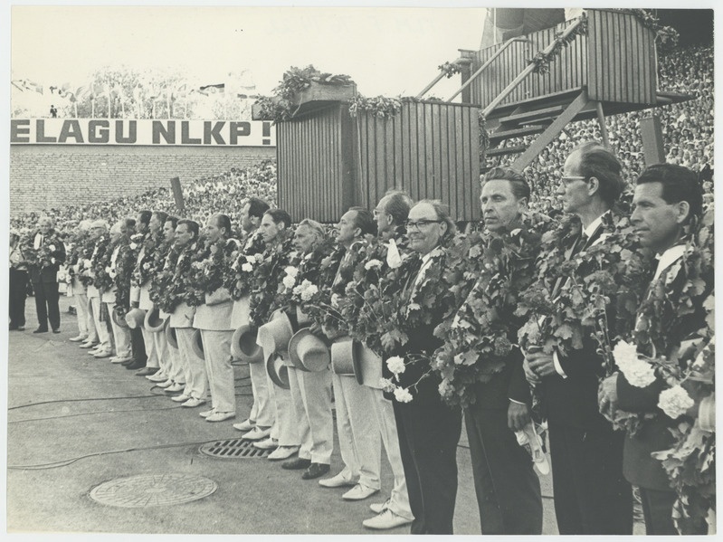 Laulupeo lõpetamine, koorijuhid tammepärgadega on rivistunud laululava ette.