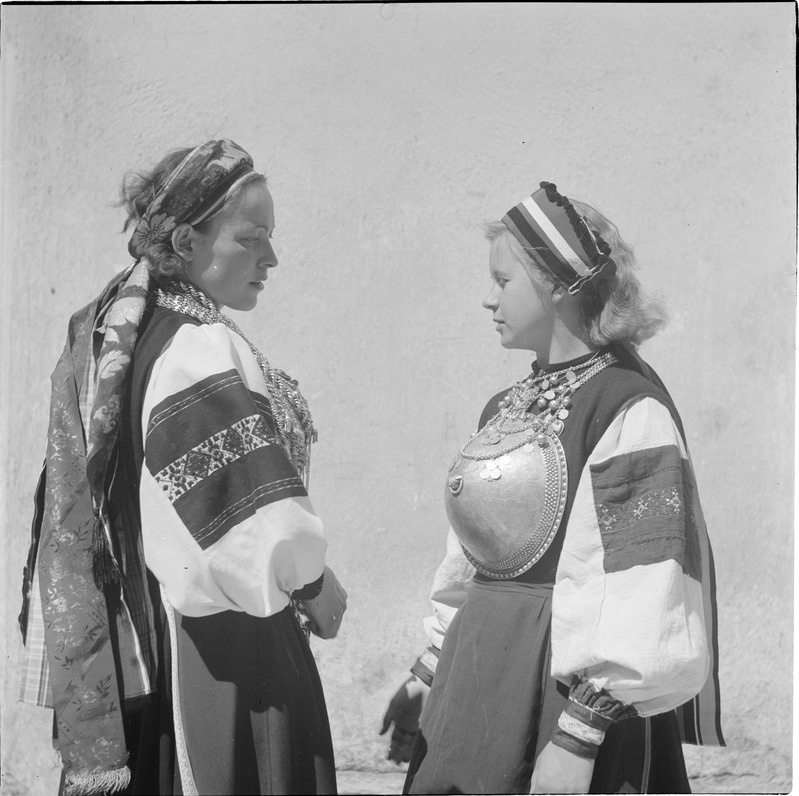 Kaks naist setu rahvariietes