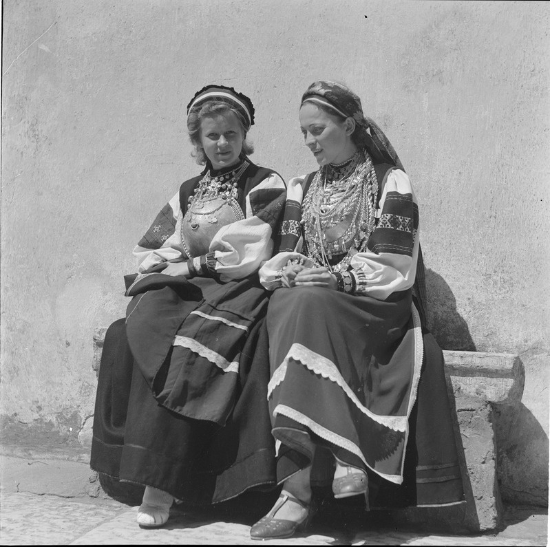 Kaks naist setu rahvariietes, istumas