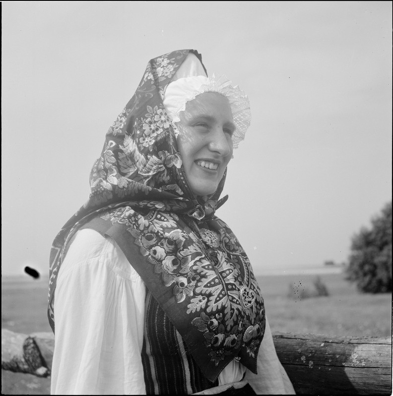 Portree: naine Ruhnu rahvariietes - Maria Klaassen