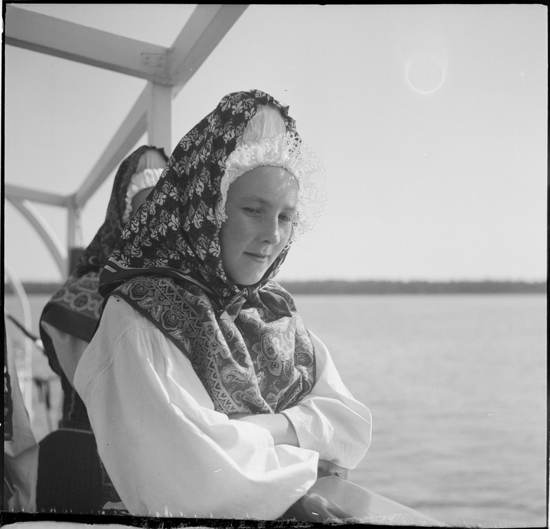 Portree: naine Ruhnu rahvariietes, laeva pardal