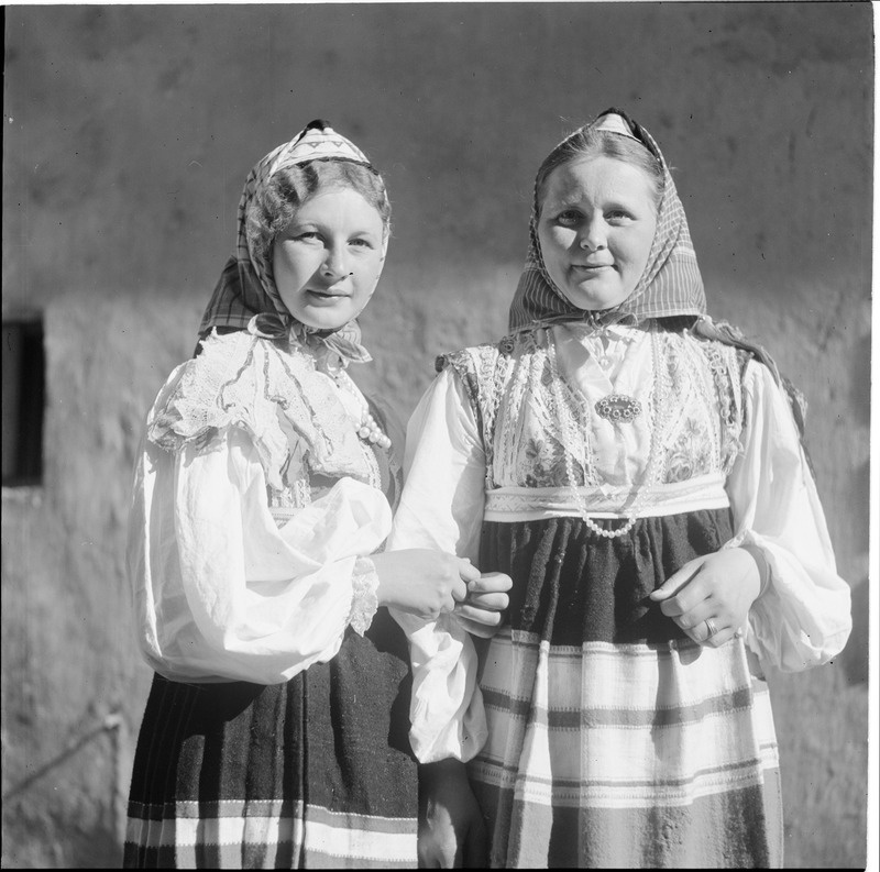 Kaksikportree: kaks naist Sõrve (Jämaja) rahvariietes