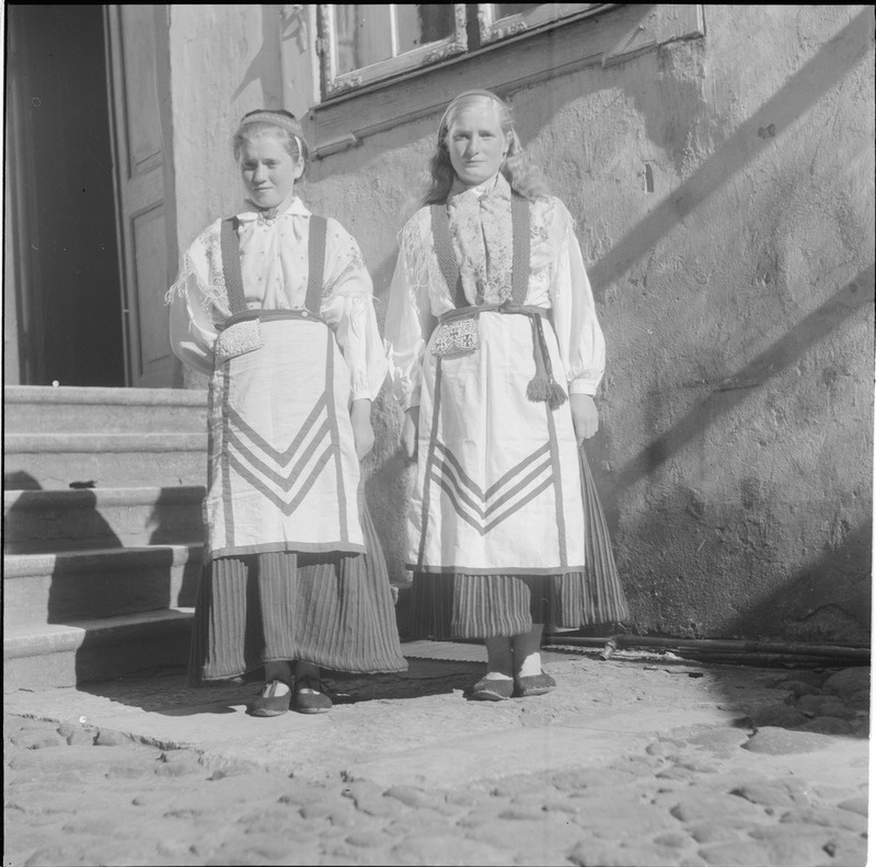 Kaksikportree: kaks naist rahvariietes