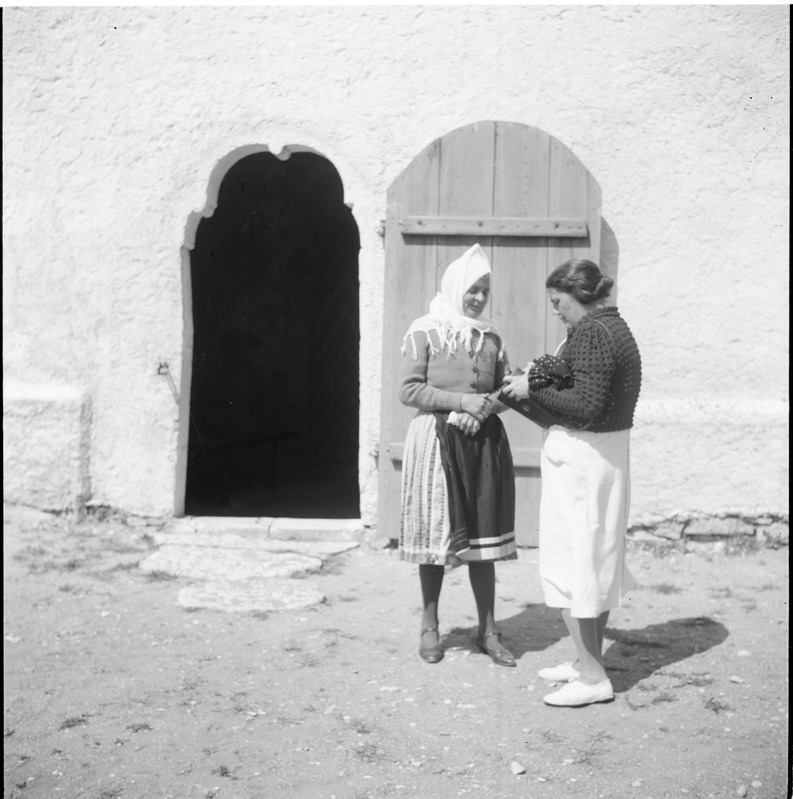 Johanna Triefeldt ja Muhu rahvariietes naine Muhu kiriku lõunaukse juures