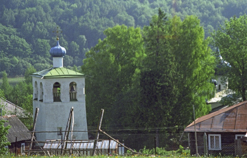 Mõla klooster, vasakul kellatorn