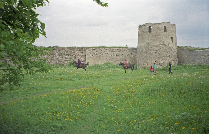 Vana-Irboska, kindluse õuel