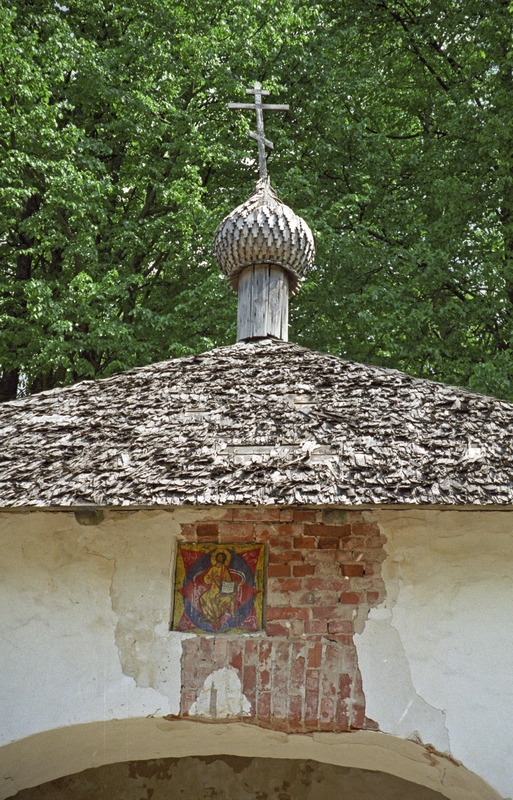 Svjatõje Gorõ, Jumalaema Uinumise (Svjato-Uspenski) kloostri väravaehitis