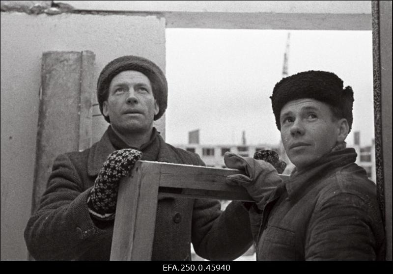 Pärnus Riia maantee äärde ehitatavate majade ehitamisel silma paistnud (vasakult) H. Heinsalu ja E. Purunen.