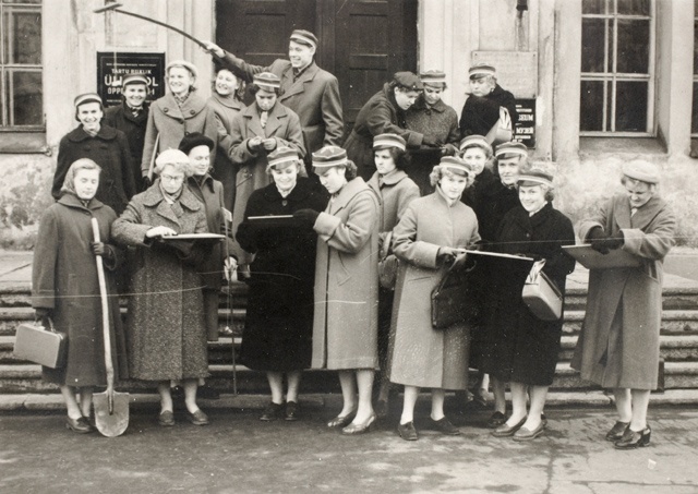 Vanemuise tn õppehoone ees