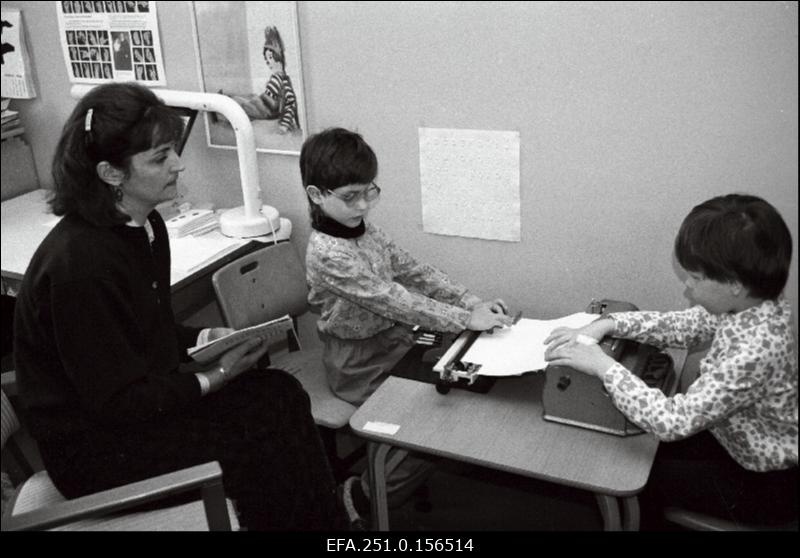 Lastepäevakodu nr. 124 pimedate ja kurtide laste rühmas õpetab tüflopedagoog Olga Ilgina pimedate kirja.