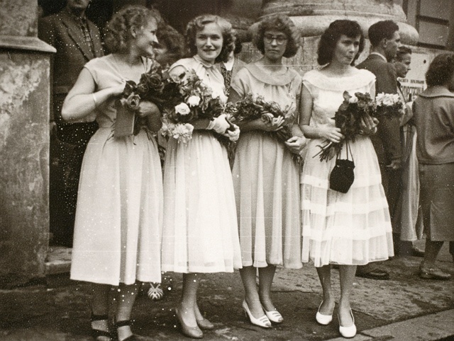 Ülikooli lõpetamisel peahoone ees