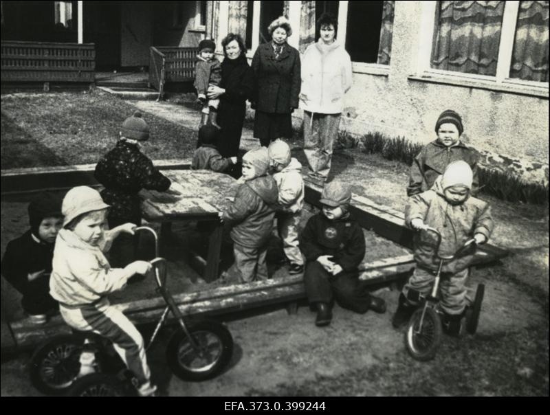 Saku lastepäevakodu Terake kasvatajad (vasakult) Carmen Ojasoo ja Ellen Older ning nende abi Aino Kotsalainen lastega õues.