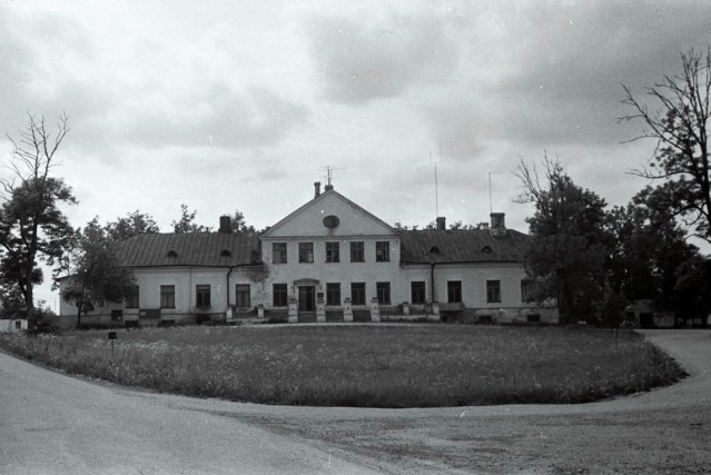 Front side of the main building of the SIPA manor. Photo: V. Coast 1969