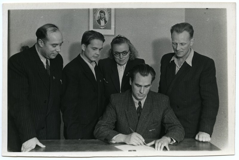 Allkirjade kogumine Ülemaailmse Rahunõukogu läkitusele Tallinna Riiklikus Konservatooriumis. Läkitusele on allakirjutamas Konservatooriumi direktor Stalini preemia laureaat Georg ots. Sept. 1951. a