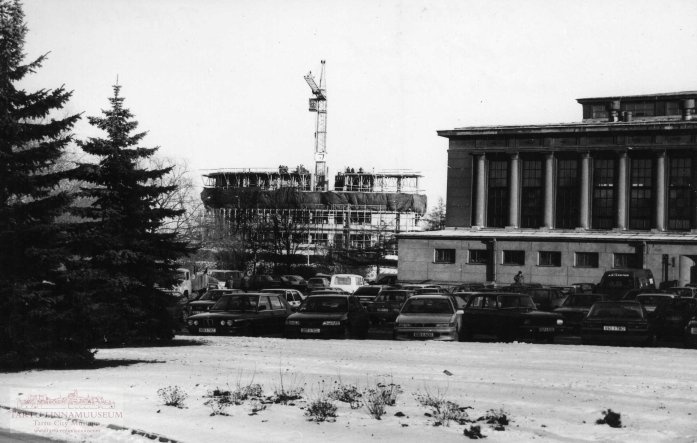 Emajõe Ärikeskuse (nn Plasku) ehitamine. Paremal vana turuhoone.  Tartu, 1998. Foto Aldo Luud.