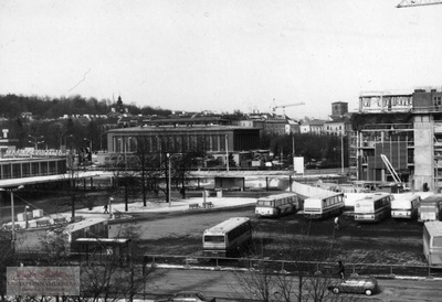 Tartu bussijaam. Paremal Emajõe Ärikeskuse (nn Plasku) ehitamine. Taga turuhoone.  1998. Foto Aldo Luud.  duplicate photo