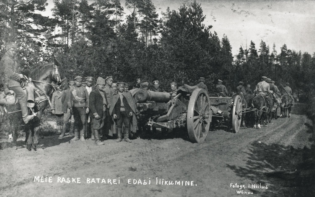 Foto. 2. suurtükipolgu 2. patarei rännakul lõunarindel 1919.a.  kevadel. Jaan Niiluse foto.