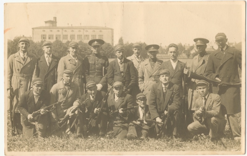Grupipilt: Gustav Adolfi Gümnaasiumi 1930. aasta lend sõjalistel õppustel