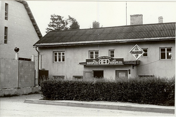 foto, Paide Pärnu t. 8 a - kauplused Vaaros ja Aed 1992.a.