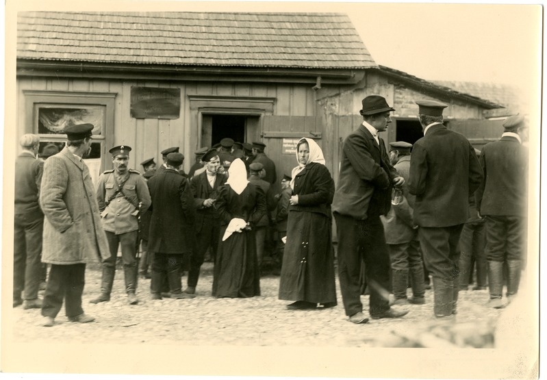 Riigi viinamonopoli poe ees laadapäeval  Põltsamaal 1909.a.