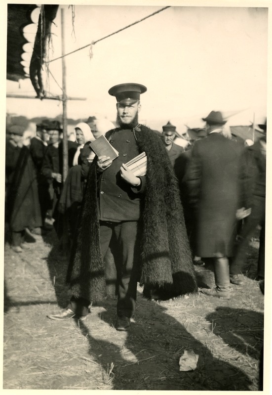 Laat Põltsamaal 1910.a. septembris ."Paljasjalgne Tõnisson" oma raamatuid müümas.