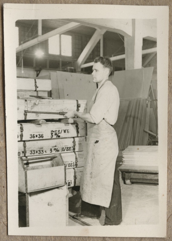 A. M. Lutheri vabriku sisevaade - töötaja kastide juures