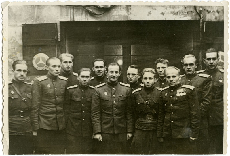 Arnold Green (paremalt teine) Eesti Laskurkorpuslasena. 5. veebruar 1946.