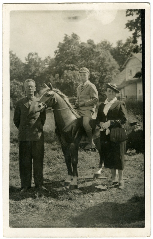 Perepilt: vasakul Jan-Jusef Schaknaitis, hobusel poeg Guido Umberto, paremal abikaasa Juulie Schaknaitis(Rooveer).