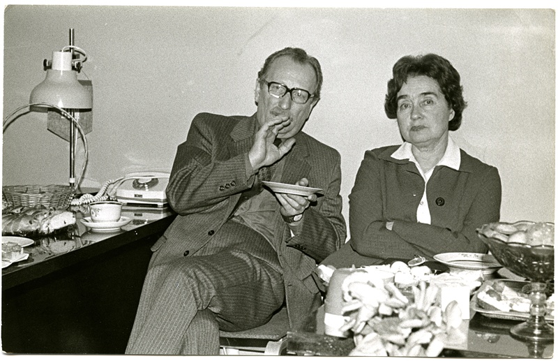 Kultuuriministeeriumi Muuseumide Inspektsioonis, Irene Rosenberg ja Eesti Ajaloomuuseumi direktor Peet Sillaots, 1982-83. a.