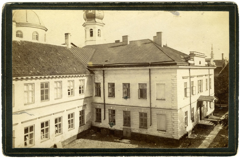 Tallinna Nikolai Gümnaasiumi, hiljem Gustav Adolfi Gümnaasiumi hoone vaadatuna Laboratooriumi tänava poolt. Näha osa hoonest. Taga Issandamuutmise kiriku tornid. Arhitekt Aleksandr Jaron (1875-1935), oli sõjaväeinsener- arhitekt (polkovnik), ühiskonnategelane, pedagoog. Projekteeris Tondi kasarmud, Vene Riigipanga Tallinna kontori hoone 1909 (Estonia pst 13/15), Lennusadama ehitusjuhataja (venelaste määratud), Hepneri mõisa. Emigreerus Hiinasse, kus projekteeris hulgaliselt hooneid.