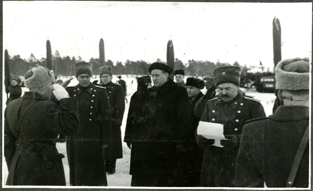 Kaardiväe lippude andmine kindr. major Allikase väekoondisele