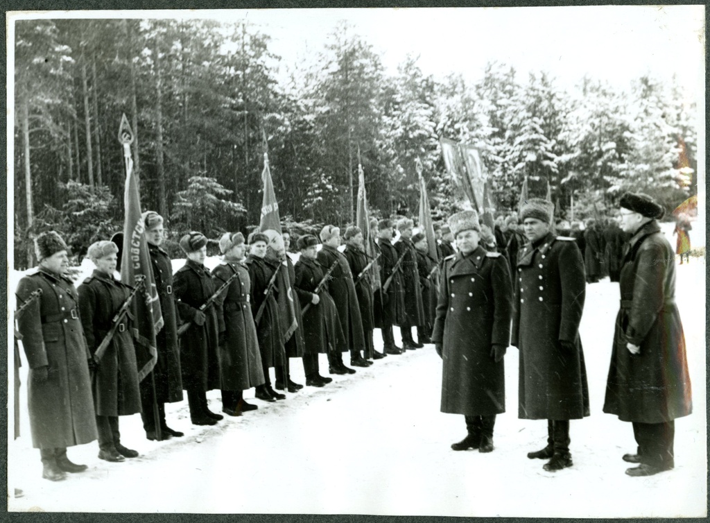Kaardiväelippude andmine polkovnik Feldmani väekoondisele