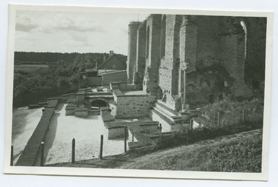 Tallinn, Pirita kloostri varemed, vaade väljakaevatud alale põhjast.  duplicate photo