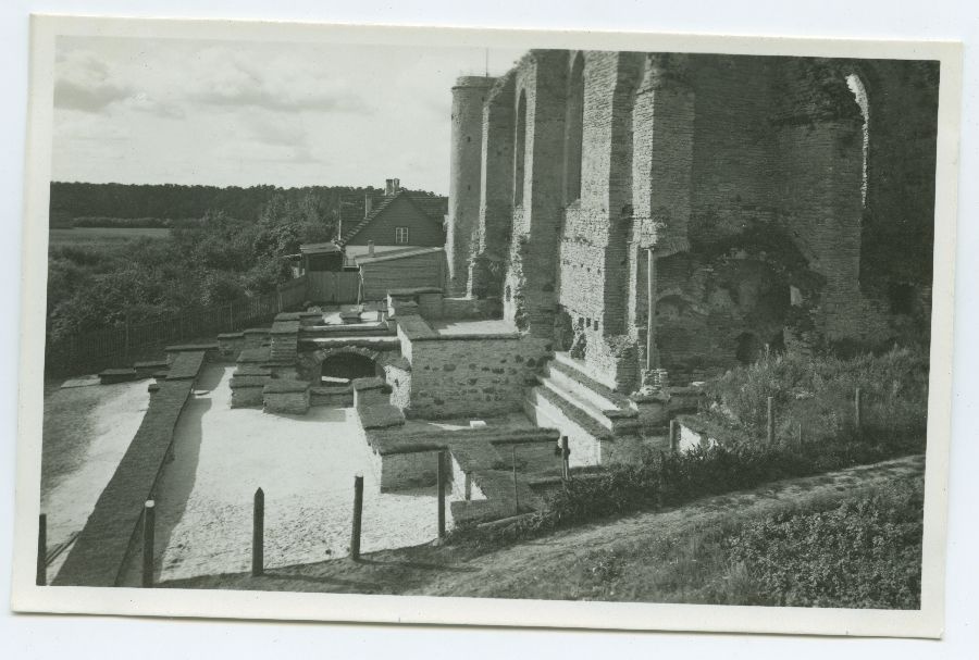 Tallinn, Pirita kloostri varemed, vaade väljakaevatud alale põhjast.