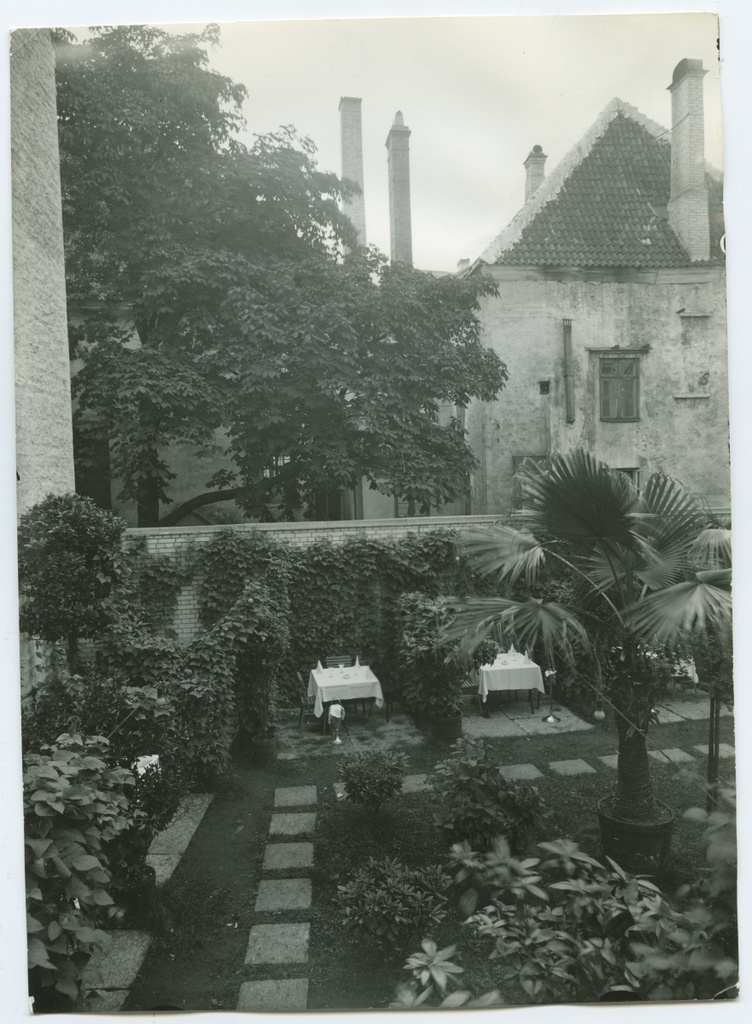 Tallinn, Harju tänava hotell "Kuld Lõvi" aed suvel.