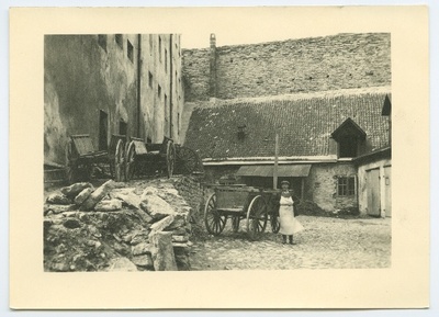 Tallinn, Toom lossi õu varemeis vangla müüridega.  duplicate photo