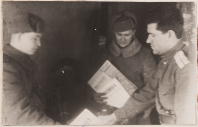 Korpuse ülem vanemleitnant Roitman võtab vastu kirju ja ajalehti sõjaväe postiljonilt