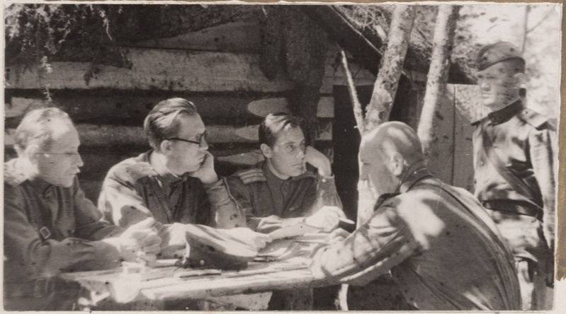 Korpuse partei komisjoni istung. Tagaplaanil vasakult paremale: polkovnik Tipner, major Kuzmin, Nõukogude Liidu kangelane major Meri