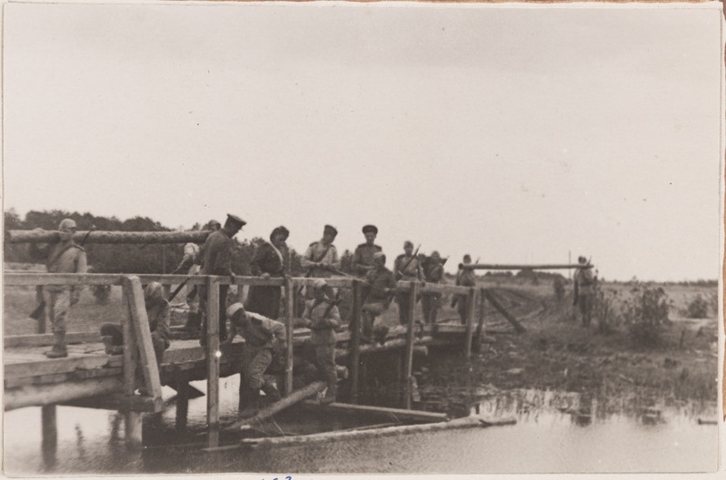 Korpuse sapööride sõjaline tegevus. Ajutise silla ehitus on lõppenud nooremleitnant Liljugini juhtimisel. Narva rajoon, sügis, 1944. a.