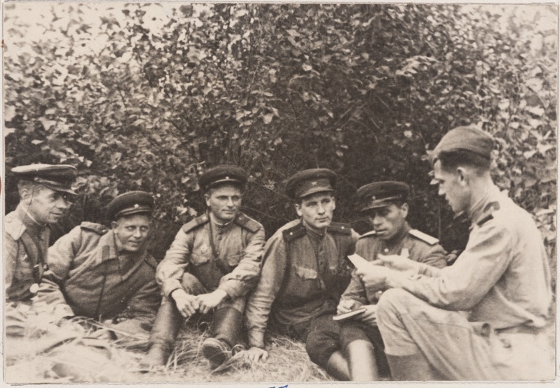 Partei-poliitiline töö kinnitab sapööride võiduindu. Partorgi, vanem Salomahina ettekanne partei büroo ees. Narva, 1944. a.