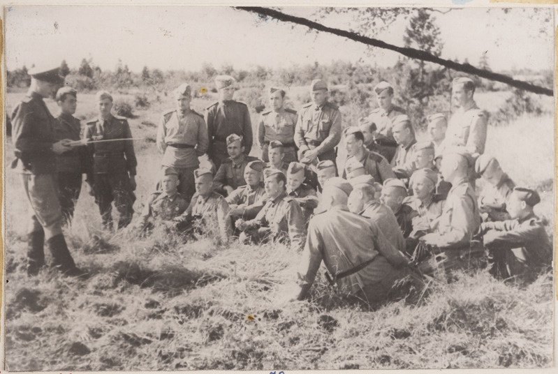 Vanemleitnant Matin juhendab  482. operatiivpataljoni luurajate tegevust, 1943. a. suvi