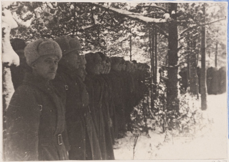 354. polgu isikkoosseisu autasustamine, esiplaanil kom. polgu polkovnik Pehk. Narva 1942. a.