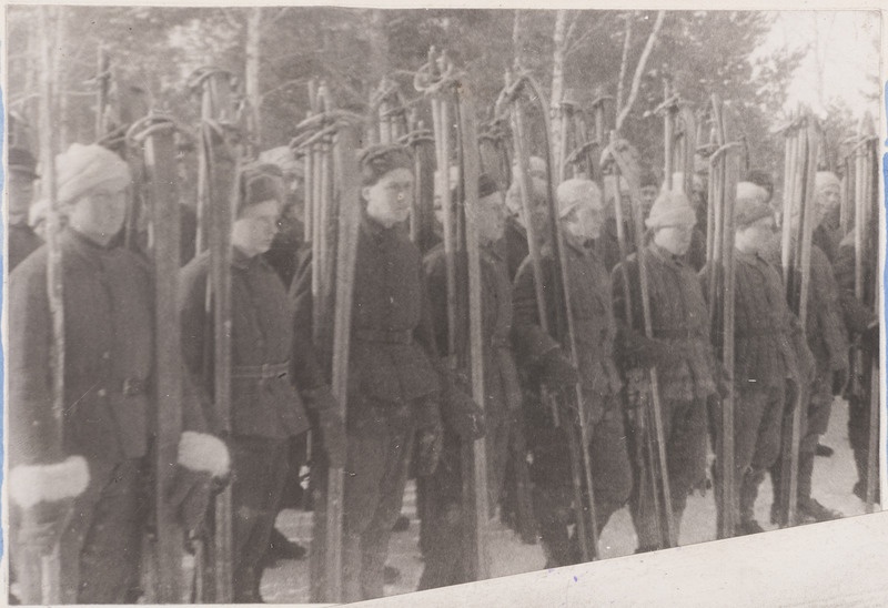 Eesti polgu suusatajad paraadil. Slansk, 1942. a.