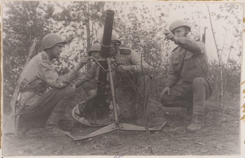 Kuulipildurid komsomolid 27. pataljonist tulejoonel, 1943. a suvi