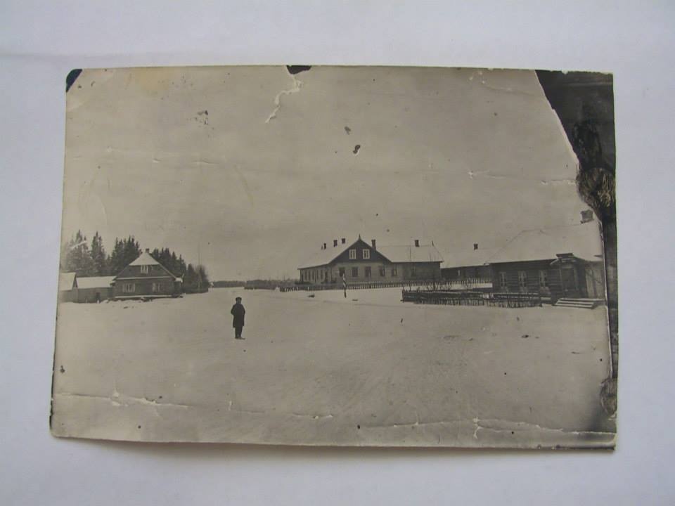 On the left Tammebaum Store ("Rahvavalgustaja" Annemanne Store) J. W. Jannseni - the time of Vändra church is located in the store building and the monopoly house (aptheek) is later.
