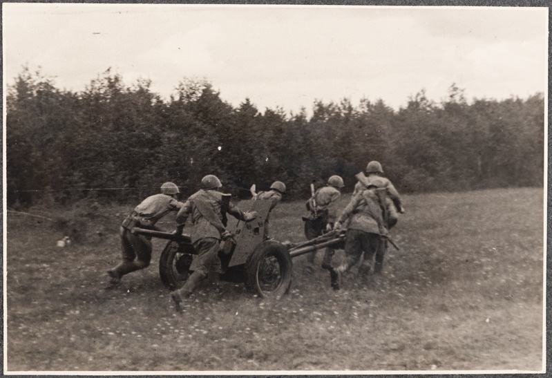 Häda sellele, kes mõtleb vastupanule - mürsud pühivad ta teelt. "Vaenlase tankid"... kohe asuvad tankihävitajad tulepositsioonile, jättes vastasest järgi vaid lõõmavaid rususi