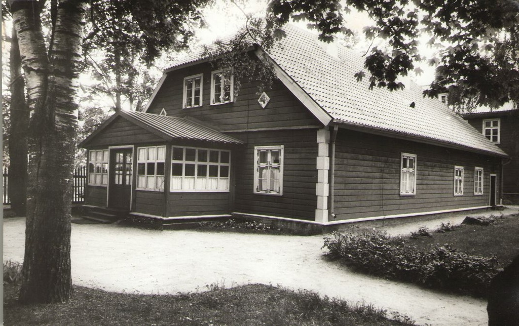 Foto. Dr. Fr. R. Kreutzwaldi Memoriaalmuuseumi õuevaade (elumaja). Võru, 1997.