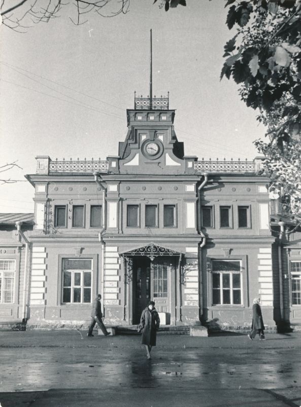 Foto. Haapsalu raudteejaama hoone. Fassaadi keskosa.
Foto: E. Pallo, 1982.a.